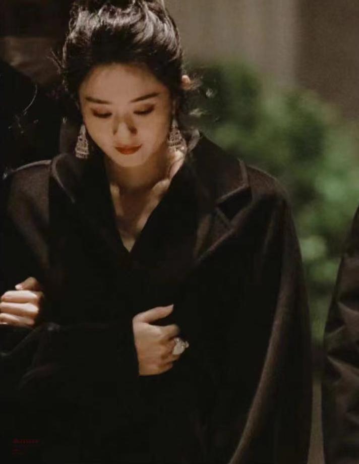 赵丽颖机场大衣,赵丽颖黑色带帽衣服