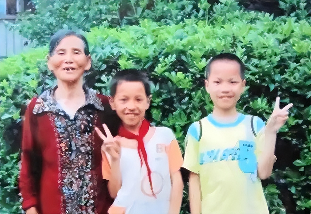 江西一小伙和81岁的老太拍婚纱,江西25岁小伙跟老妈拍婚纱照