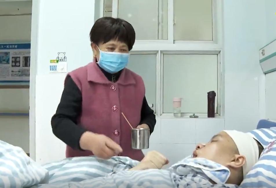 男子出车祸妻子放弃治疗,丈夫出车祸双目失明妻子不离不弃