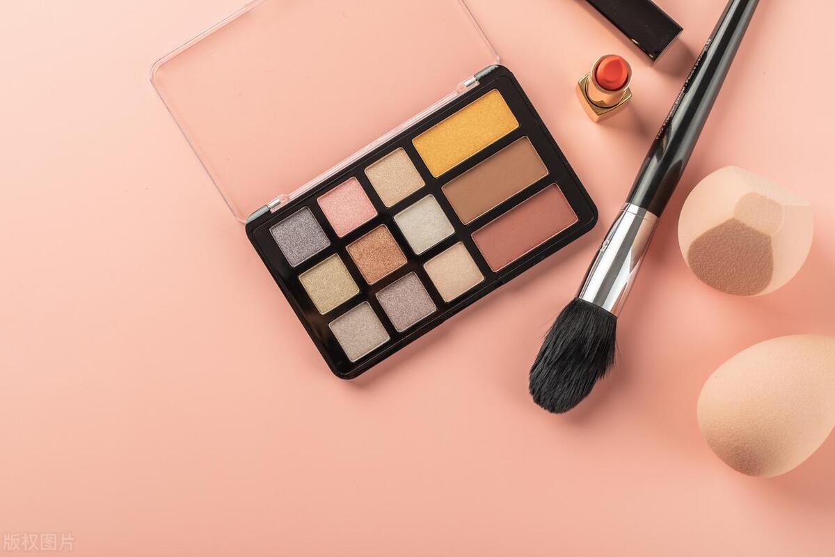 胸部周围为啥长毛毛,女人胸部长汗毛怎么回事