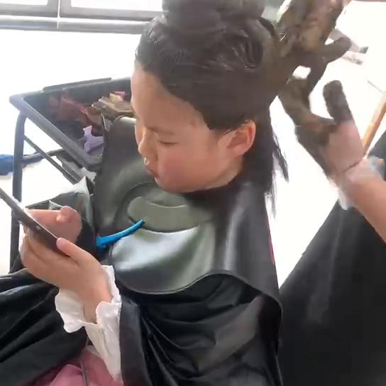 八岁的孩子有头皮怎么办,8岁孩子老是抓头发怎么回事