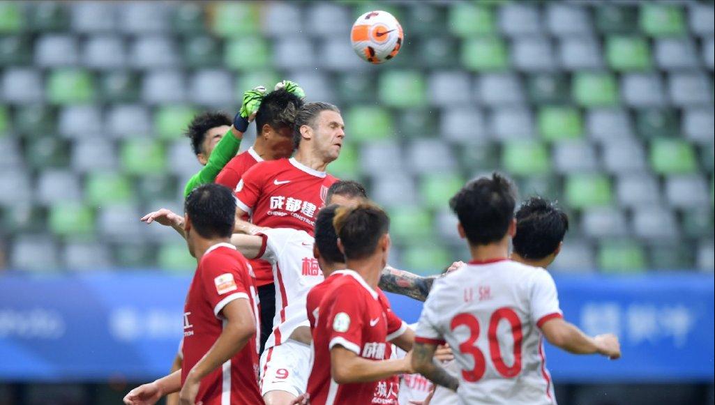 中超赛后起冲突，曹阳“就压着踹”，陈戌源挠头，赛后发布会禁言