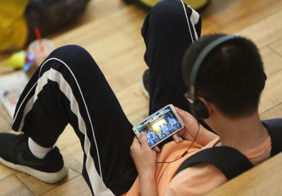 凭啥糟蹋家长血汗钱？老师没收20余学生手机后泡进水里，后续来了