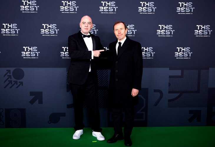 摩根世界杯梅西,梅西黑袍领奖视频