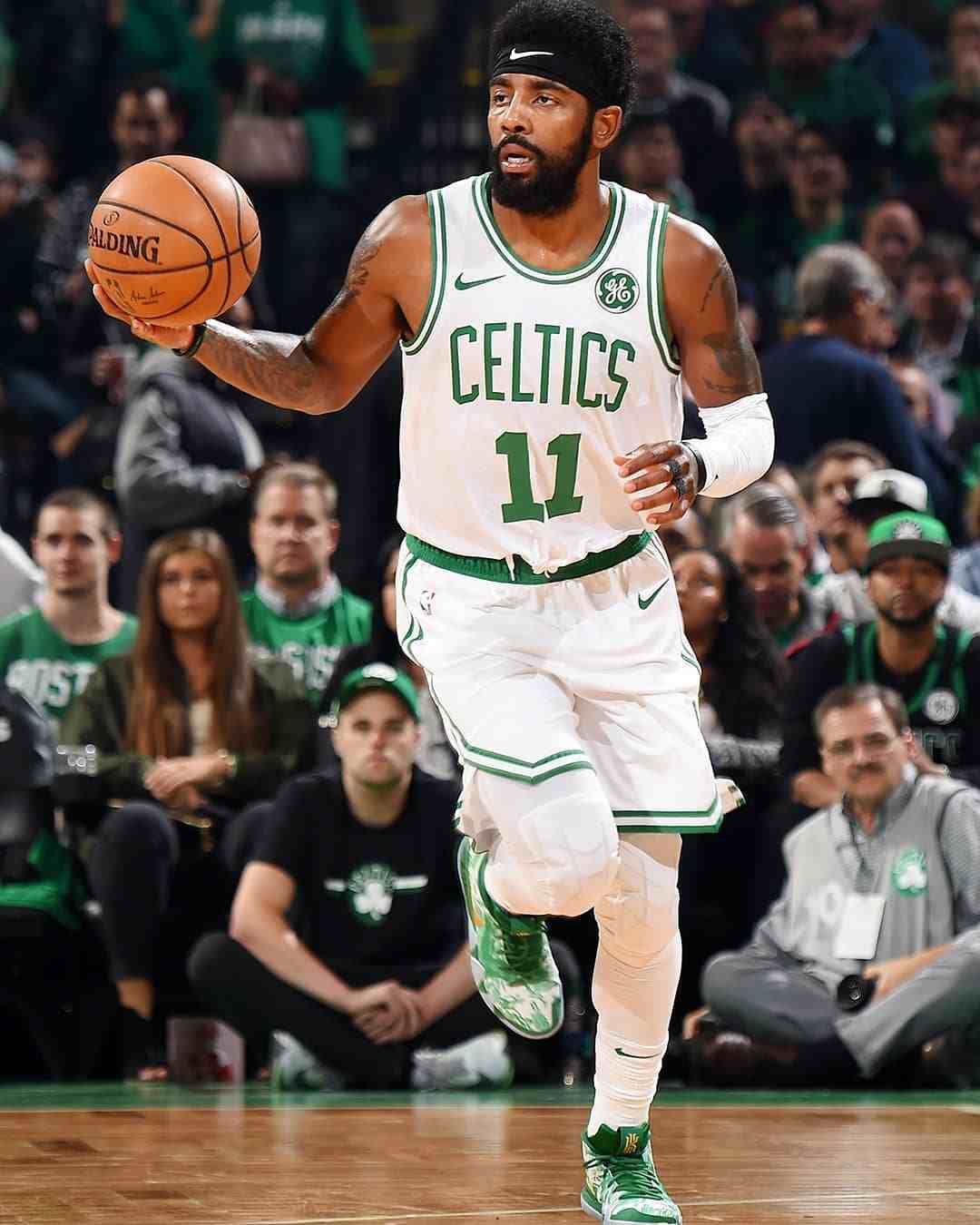 凯里欧文穿过哪些球衣,欧文踩凯尔特人logo穿的什么球鞋