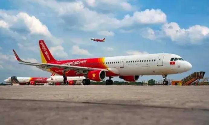 飞机上看比基尼秀？越南第一女首富创办比基尼航空21岁赚百万美元