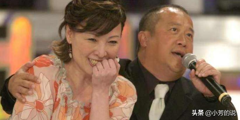 和女儿曾宝仪视频习惯性脱衣服，上厕所一丝不挂戒指都要摘掉