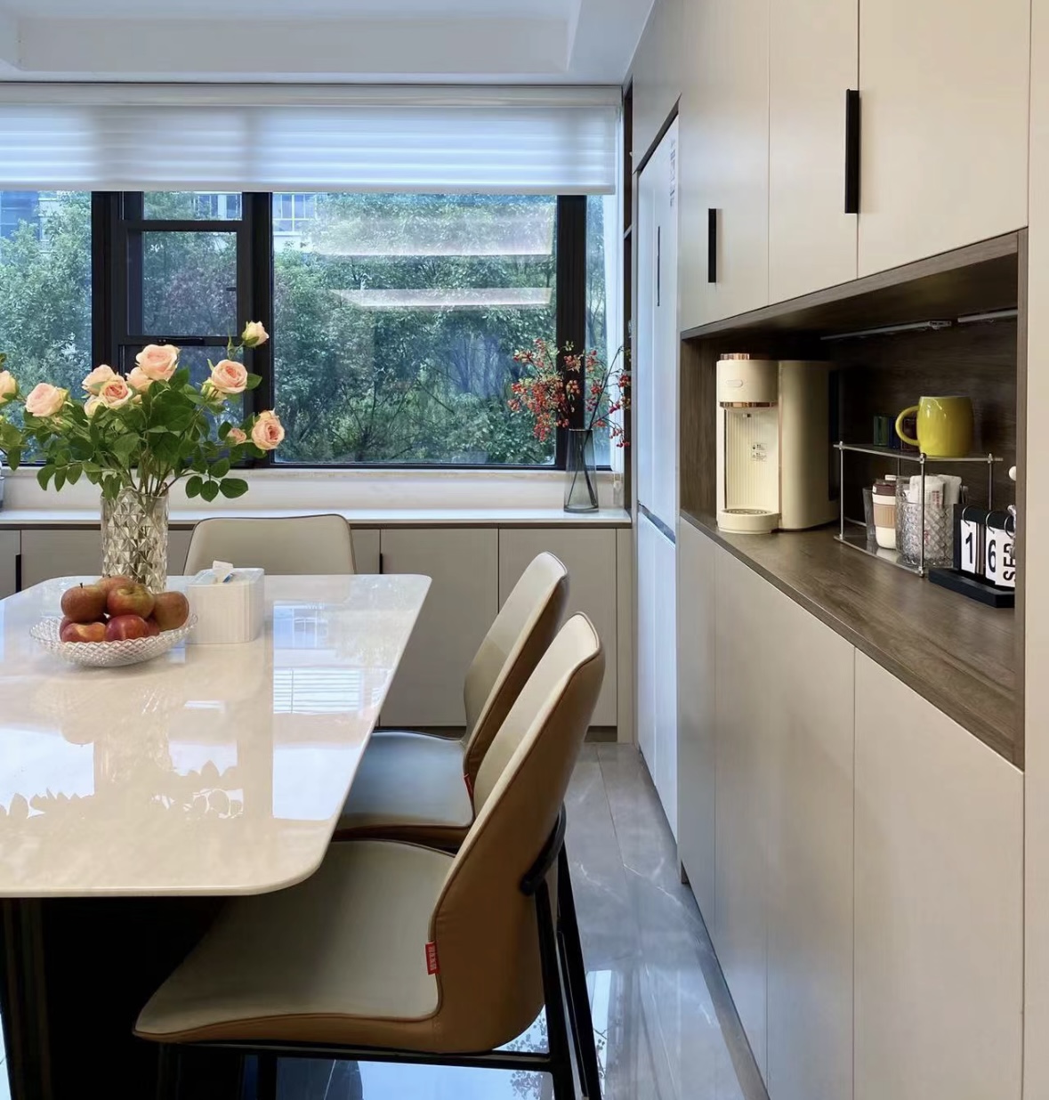 岩板餐桌跟天然石餐桌哪个好,岩板餐桌最新款式图片