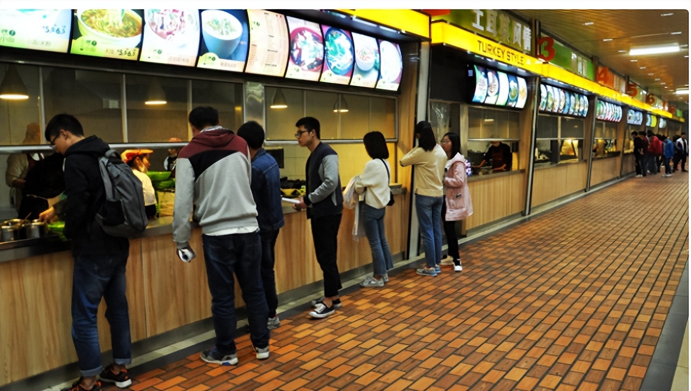 东北高校大学生公然脱衣亲热,大白天竟脱衣喂奶？伤风败俗！