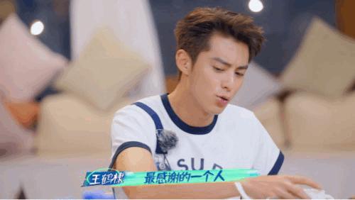 王鹤棣出席活动微博惊艳,王鹤棣一夜爆红的反应