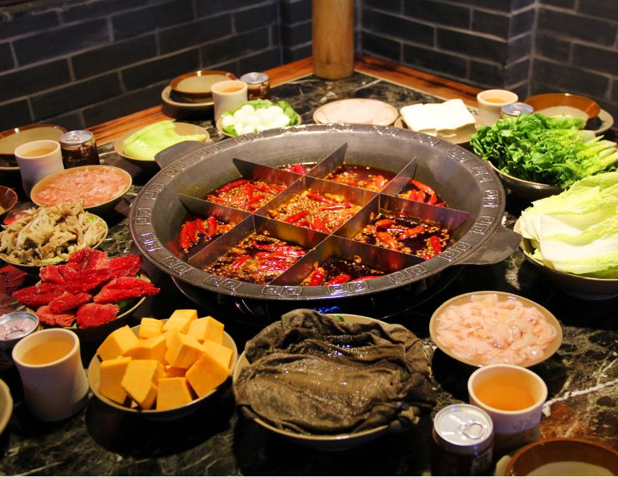 欠债2600亿，当街痛哭！给员工送宝马的河北首富，如今彻底怂了