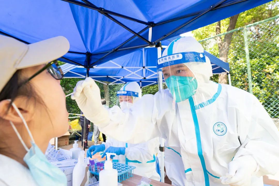 上海疫情下的癌症治疗：放疗病人少1/3，医生“自杀式”支援急诊