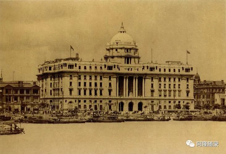 上海汇丰银行大楼正门口,上海外滩的汇丰银行大楼