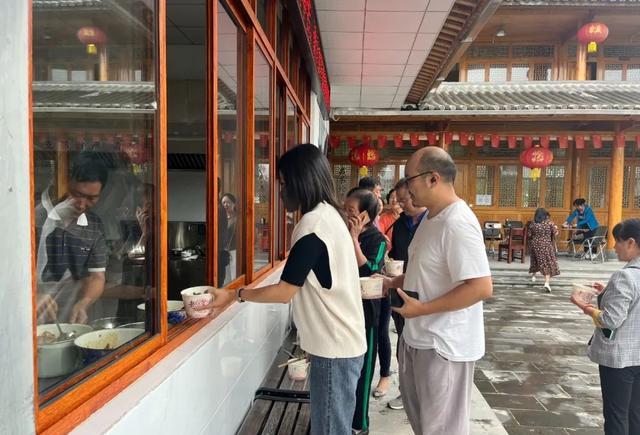 西园街：腾越古镇小食堂里的大幸福