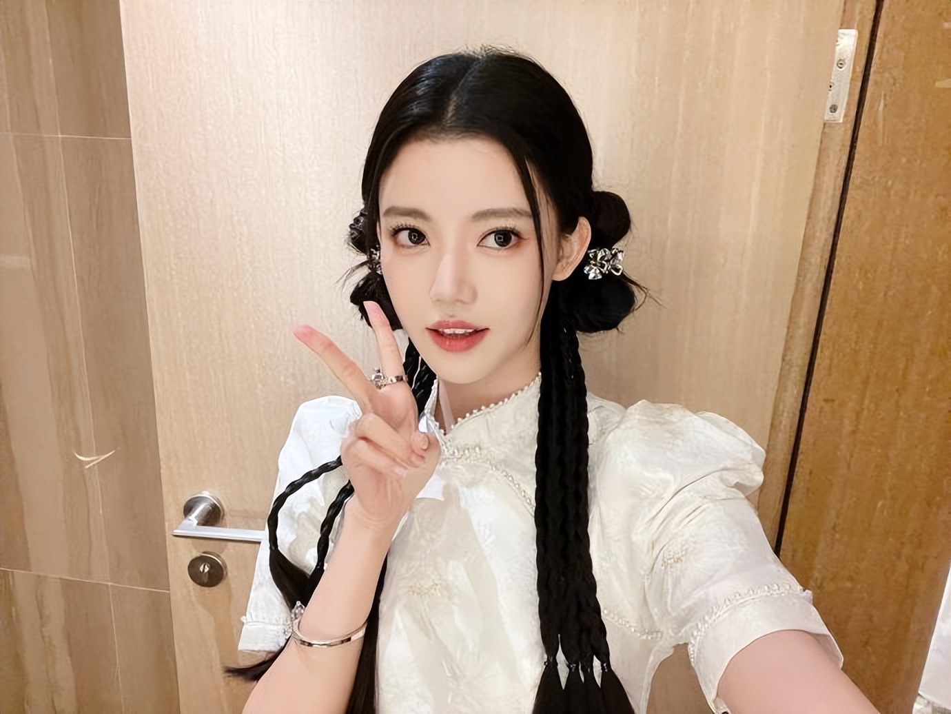 孙珍妮蓝发造型,孙珍妮的半扎发