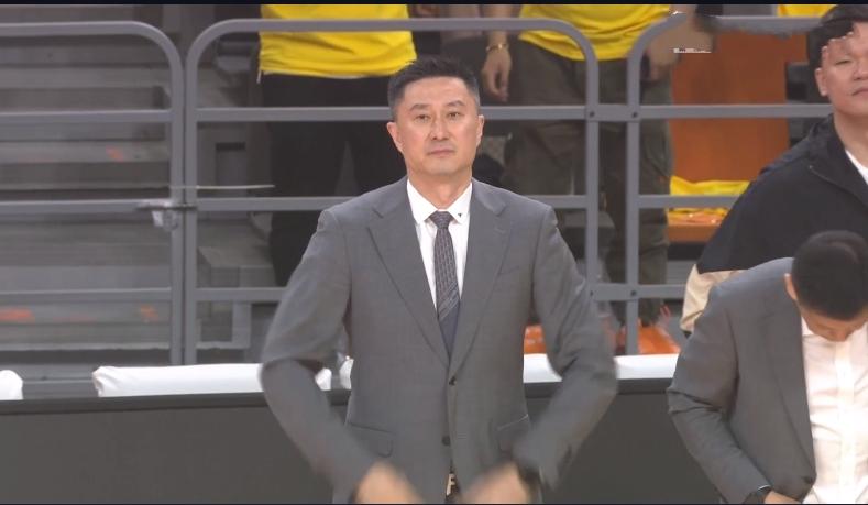 胡明轩首发出战31分钟拿到19+2+5+1,胡明轩连续21助广东队