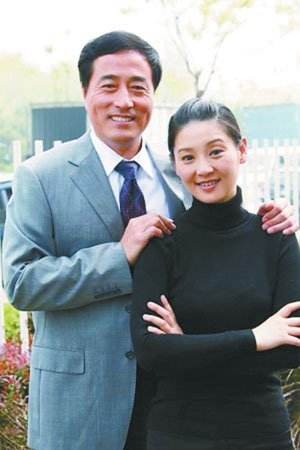 徐帆冯小刚经历,冯小刚徐帆携15岁养女露面