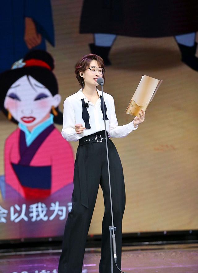 刘敏涛粉色系穿搭,刘敏涛穿裙装够自信长腿有多纤细