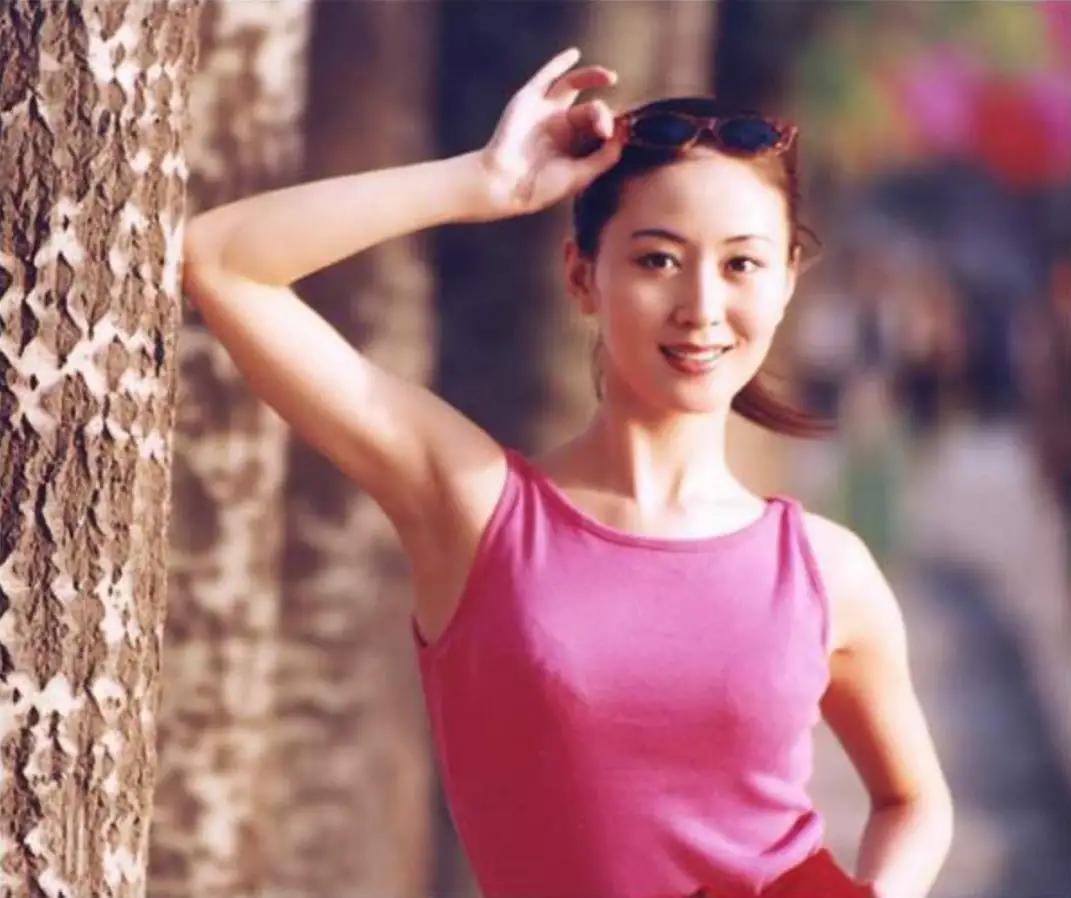 人体模特汤加丽：丈夫抛弃，父亲嫌弃，45岁仍单身，后悔了吗？