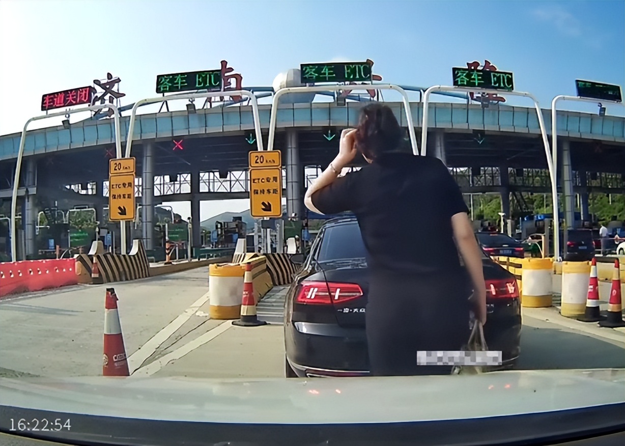 山东交警回应加塞,人肉加塞后车女司机怒怼