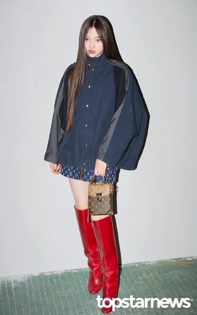 闊╁浗濂冲洟鐖辫眴绌胯。,闊╁浗濂冲洟鐖辫眴绾㈡绀兼湇