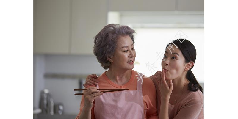 56岁阿姨：我爸和继母恩爱50年，继母去世，我才知道一切都是假象