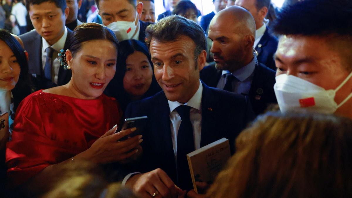 马克龙专机抵达,马克龙同程专机