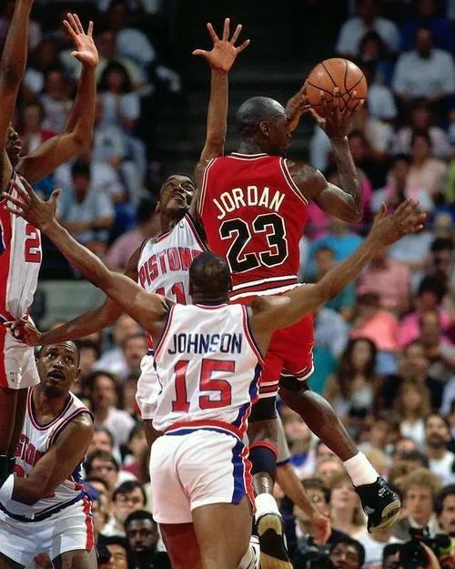 勒布朗詹姆斯年薪收入总共多少,詹姆斯生涯薪资6亿