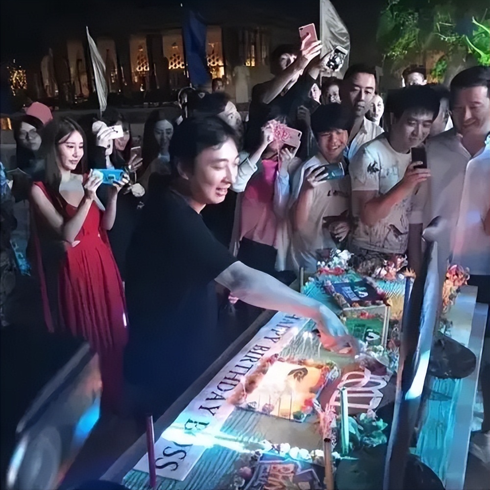 王思聪疑借好友900多万手表炫富，身边女伴颜值普通，身份惹热议