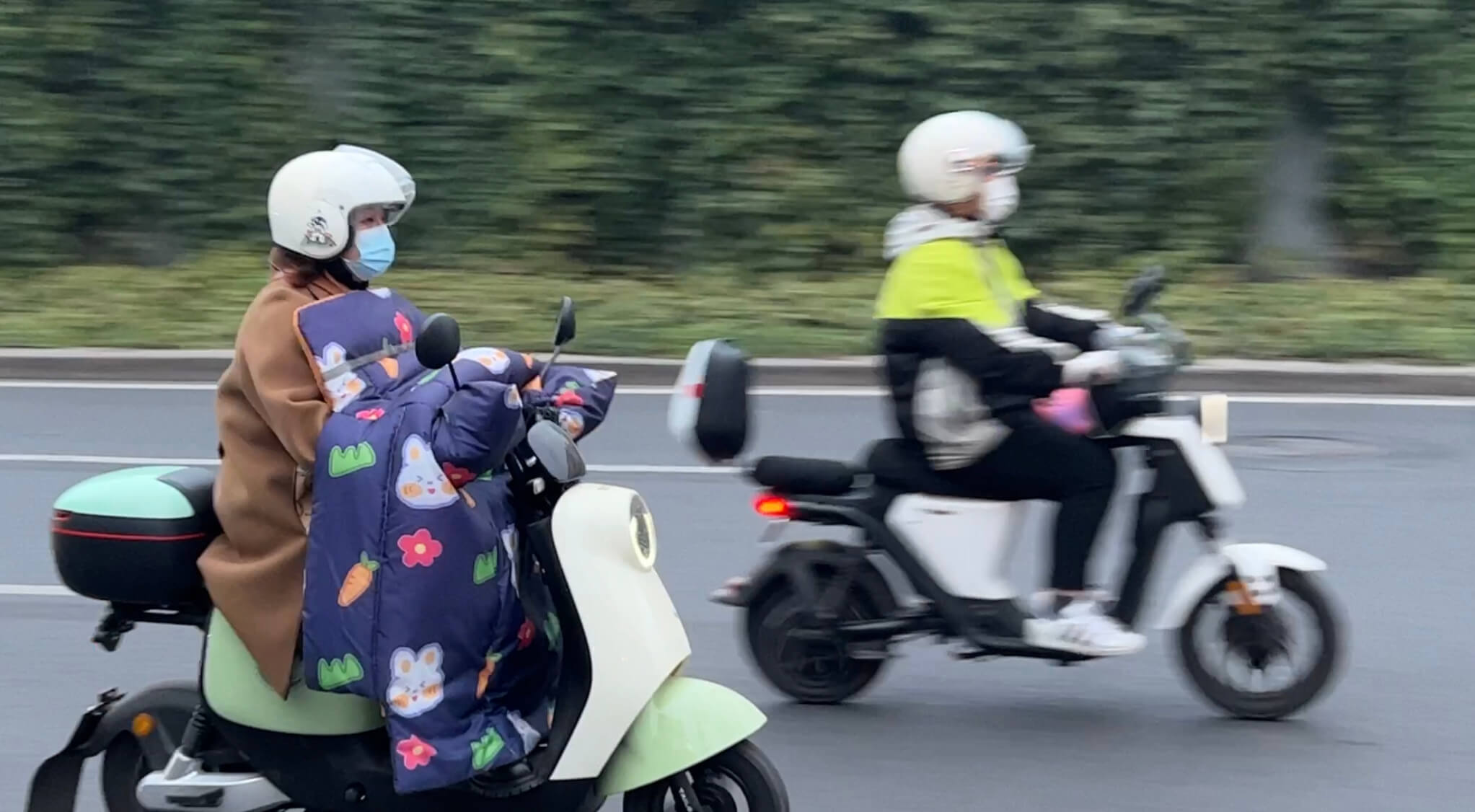 电动自行车戴头盔惹争议,电动自行车驾驶人佩戴头盔