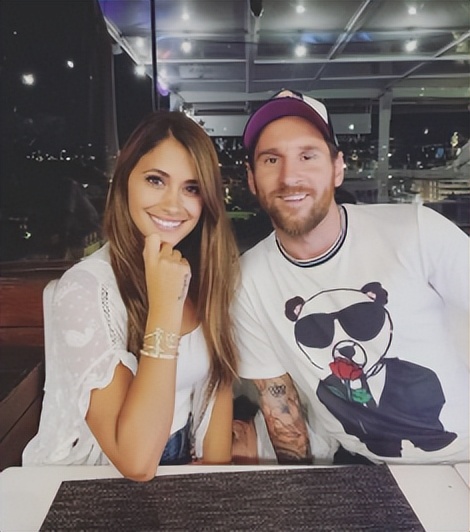 梅西获得金球奖c罗握手梅西,梅西工资卡给老婆