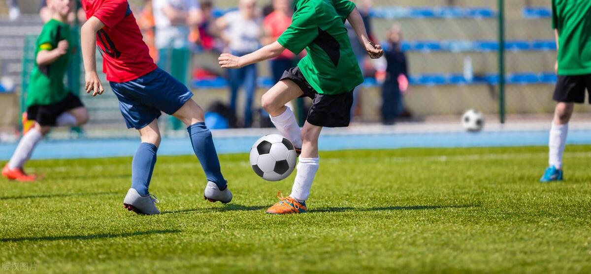 孩子踢足球比赛不积极,孩子在学校踢足球受伤谁承担责任