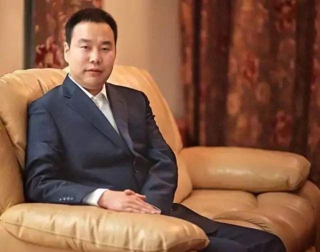 从工厂小妹逆袭为申通霸总，146亿卖掉申通后，靠卖雨伞又挣200亿