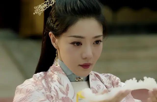 宫女遭遇*暴强**生下太子后，被打入冷宫，去世前对儿子不敢多说一句