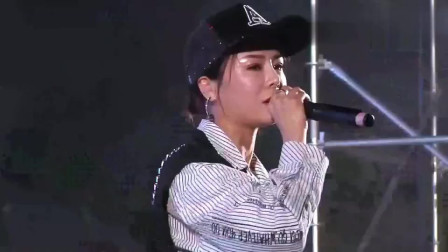 花姐：草根逆袭！一首《狂浪》赚千万，从流浪歌手变成顶级网红