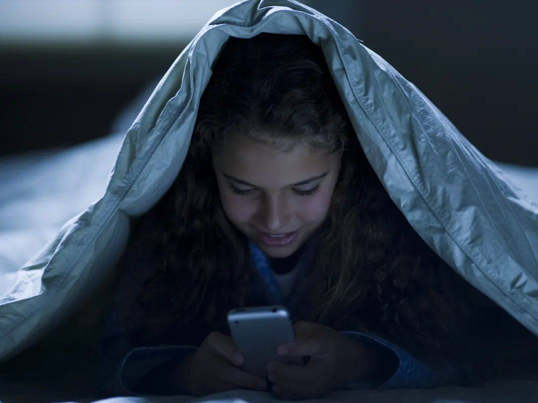 手机放在床头睡觉辐射会造成什么,睡觉手机放床头有辐射吗