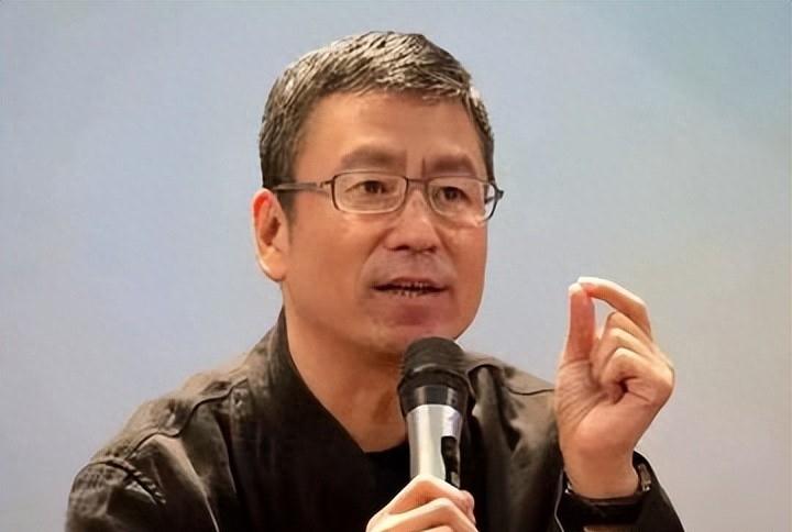 从天之骄女到卑微下跪,柴静为什么会被称为公知女神