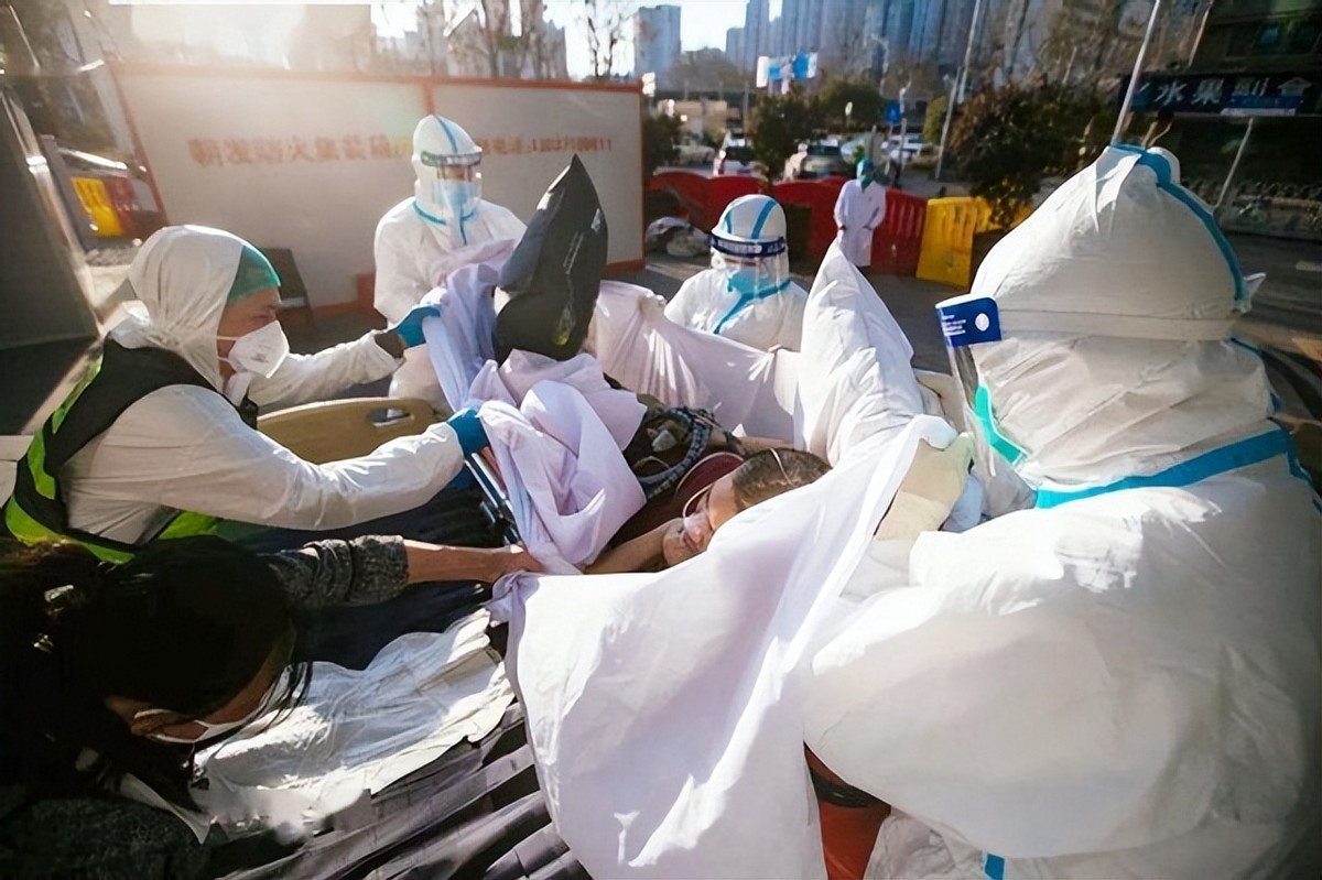 中国人在伊拉克开餐馆，一年赚了300万，美国大兵开直升机来买酒