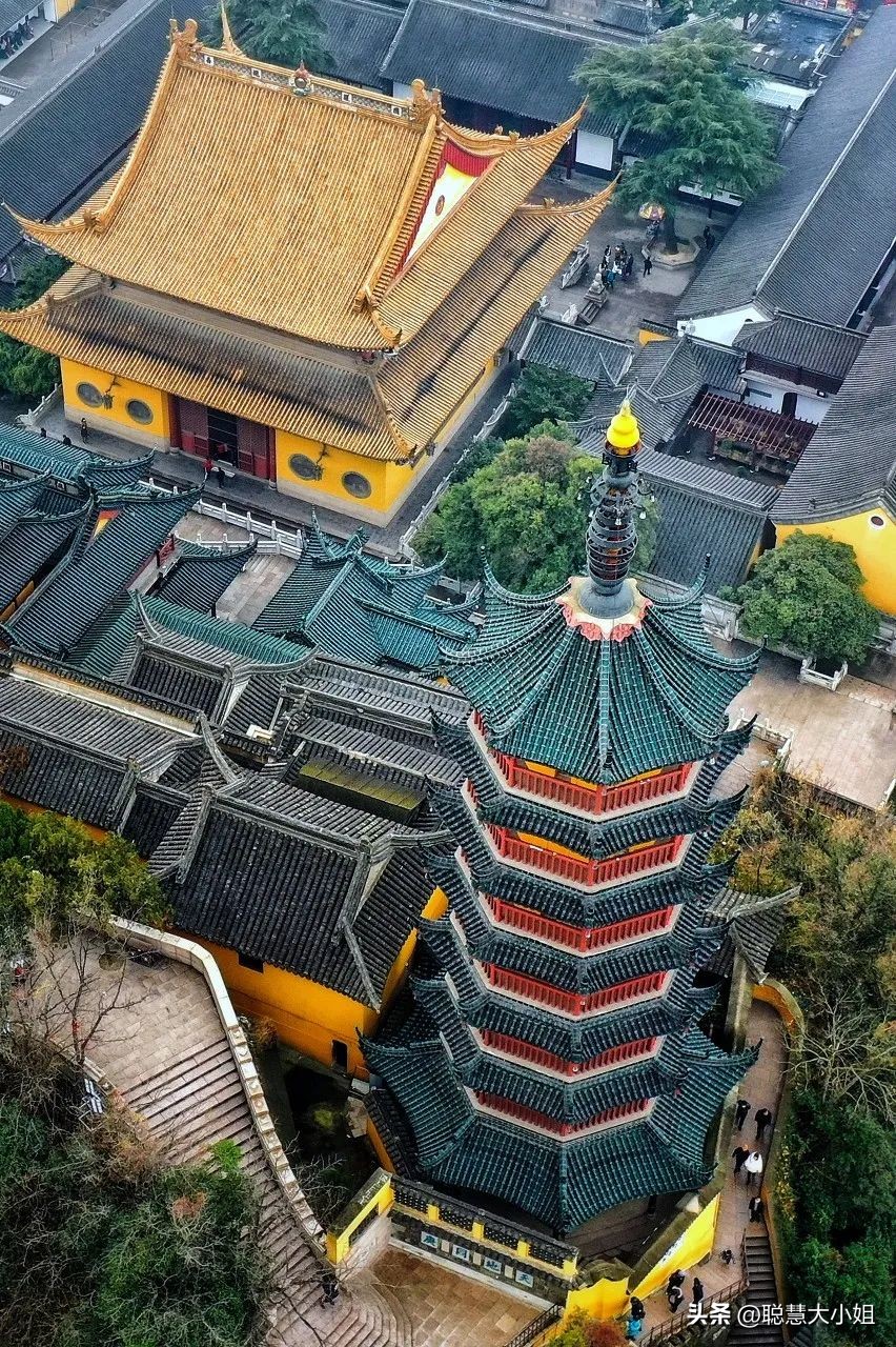 江苏镇江，比扬州安逸。这座有钱低调的小城，倦了就去小住几日