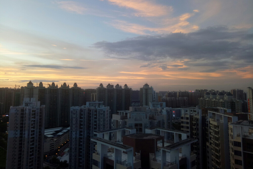 顶楼漏水为什么还有人买,顶楼漏水低层业主需要承担费用吗