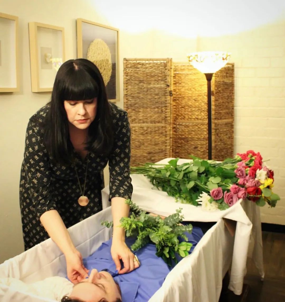 80后女孩记录世界奇葩葬礼，吸粉200万