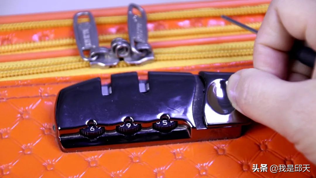 supreme行李箱密码打不开了怎么办,diplomat行李箱密码忘了怎么办