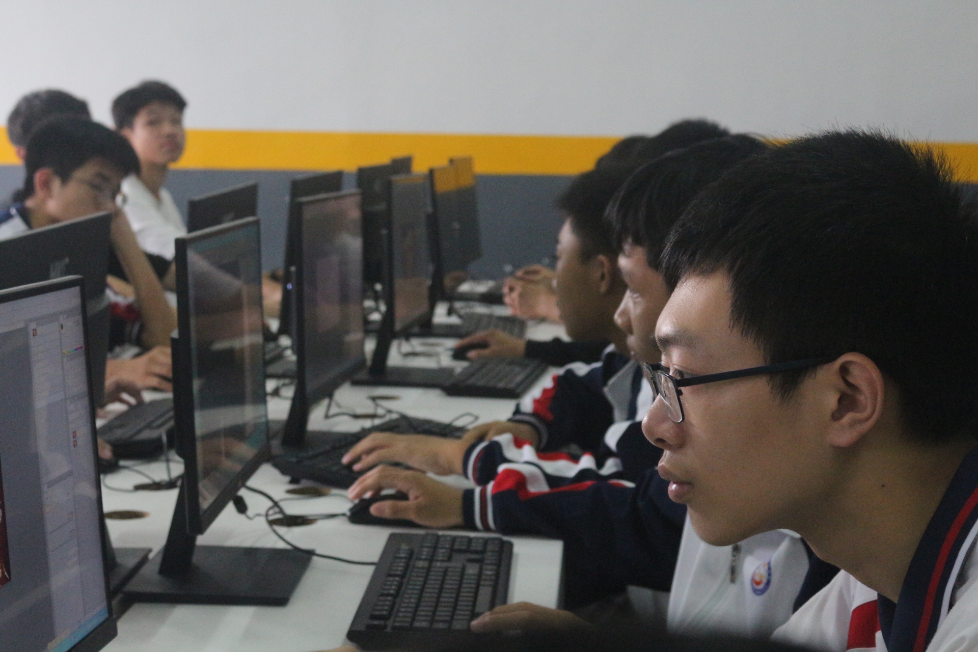 男孩初中毕业学什么专业更好就业,男生初中毕业学什么专业前途最好