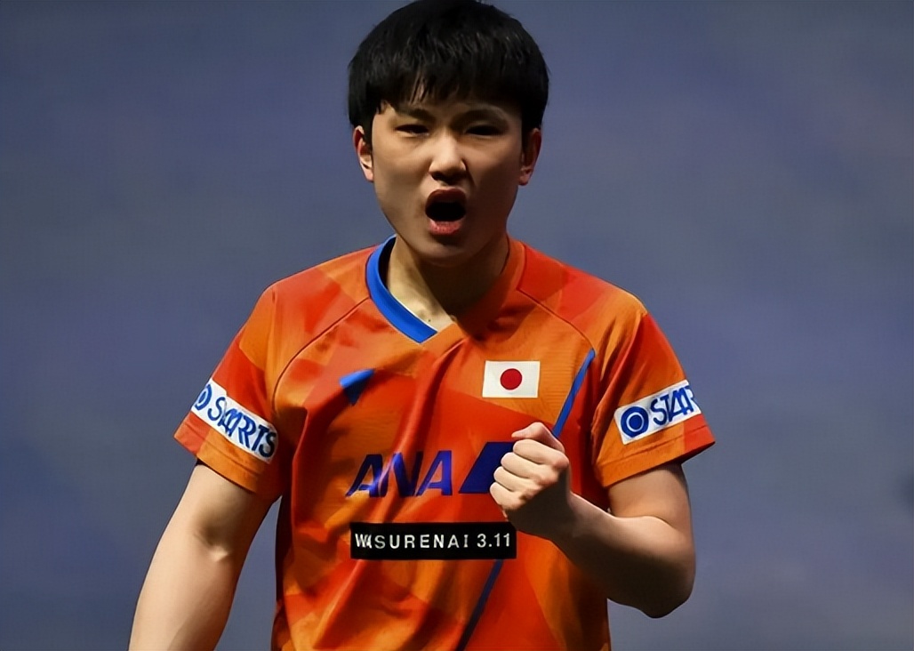 张本智和晒亚洲杯夺冠奖杯!与儿时照片合影,终于被日本球迷认可