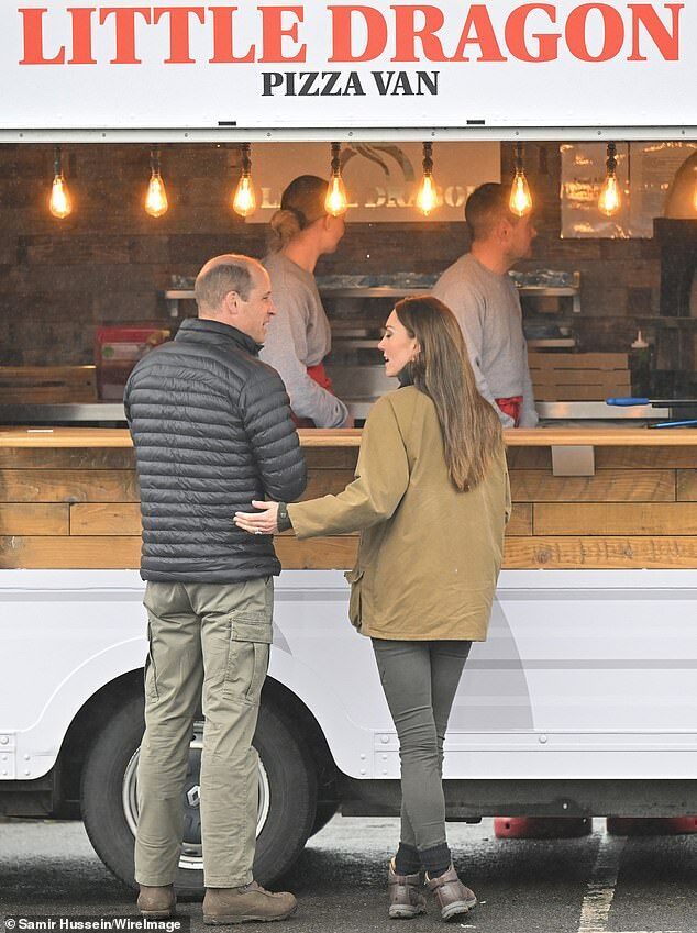 凯特在威尔士街头买披萨，捧的盒子比威廉的多，王妃很宠夫吗