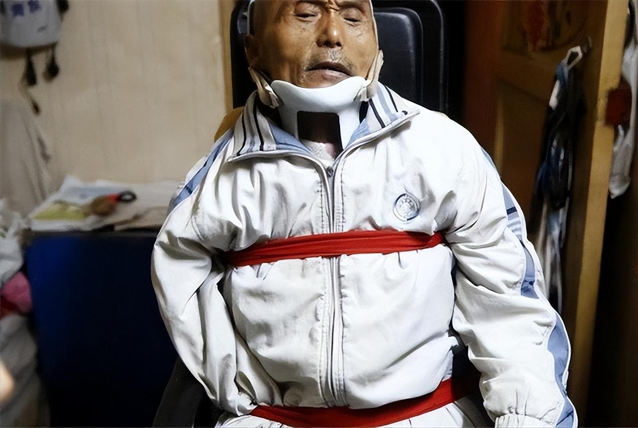 15年安徽女孩街头扮牛,女孩街头扮牛背后的故事