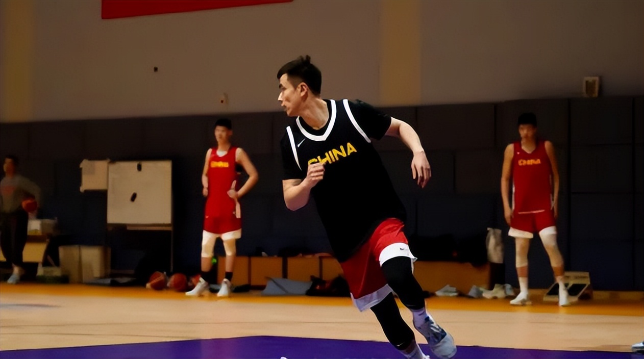 中国男篮15人大名单出炉！乔帅打内部对抗赛考察球员赵睿因伤缺阵