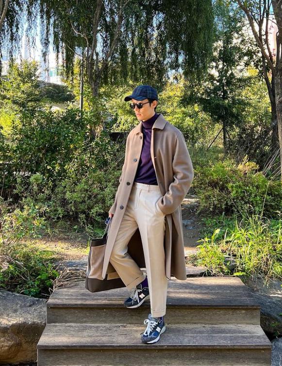 男士黑色大衣配灰色西裤,黑色开叉西裤冬天搭配大衣