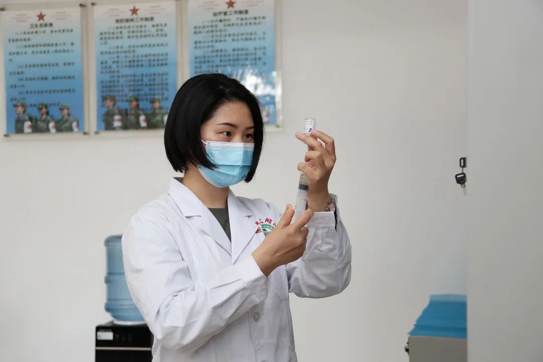 一组镜头，看看夏日军营的别样青春