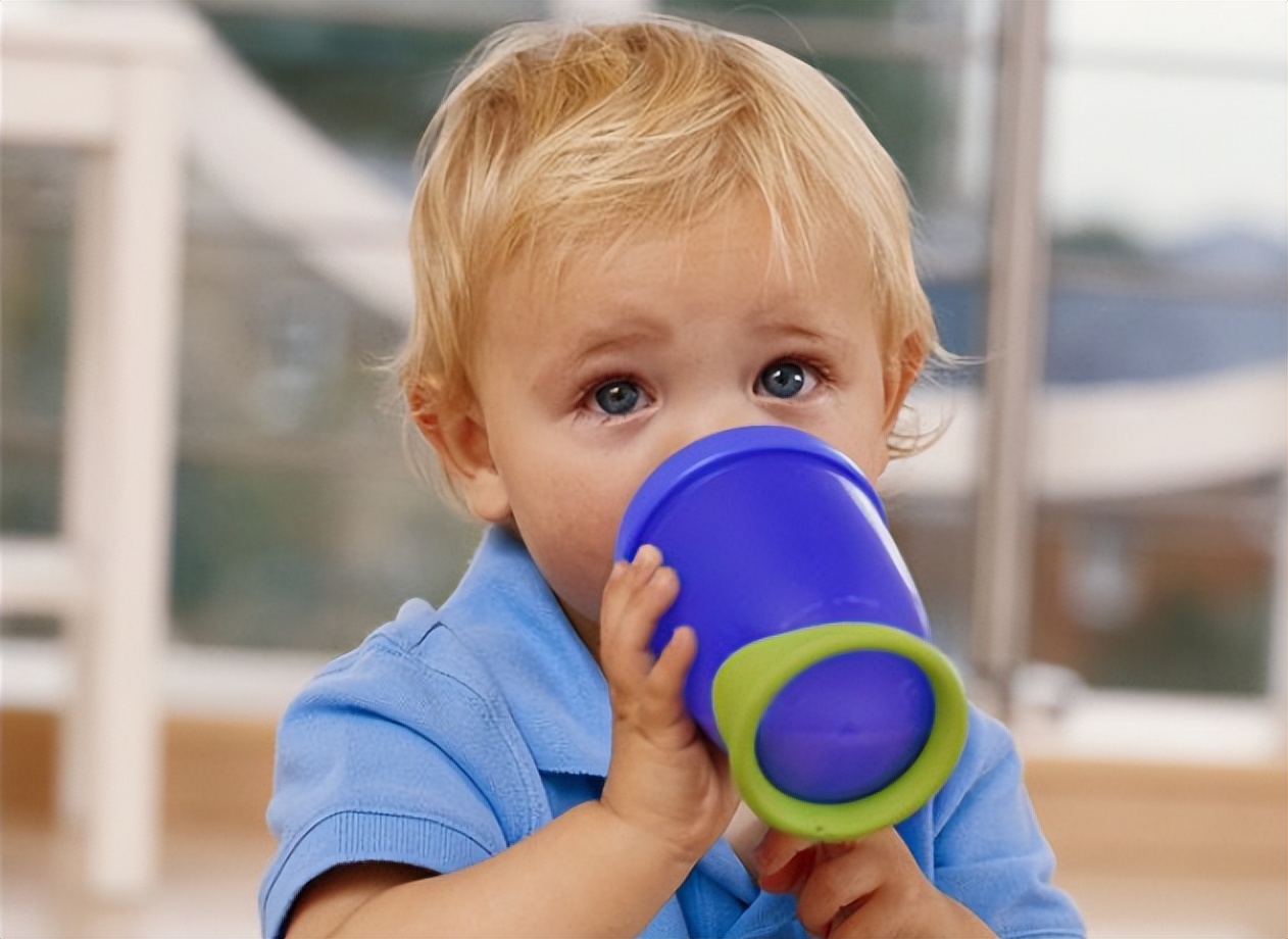 宝宝出生皮肤黑长大以后会变白吗,宝宝出生后很白为什么慢慢变黑了